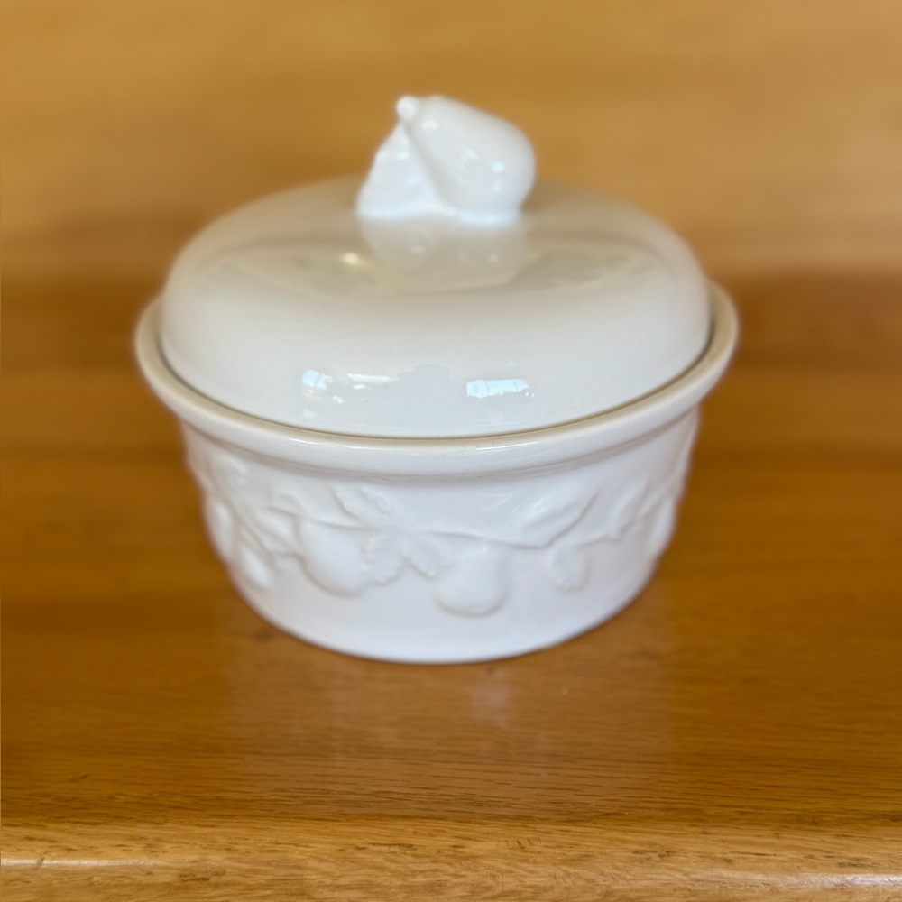 Vintage White Ceramic/Porcelain Covered Sugar Bowl, MINT Condition!